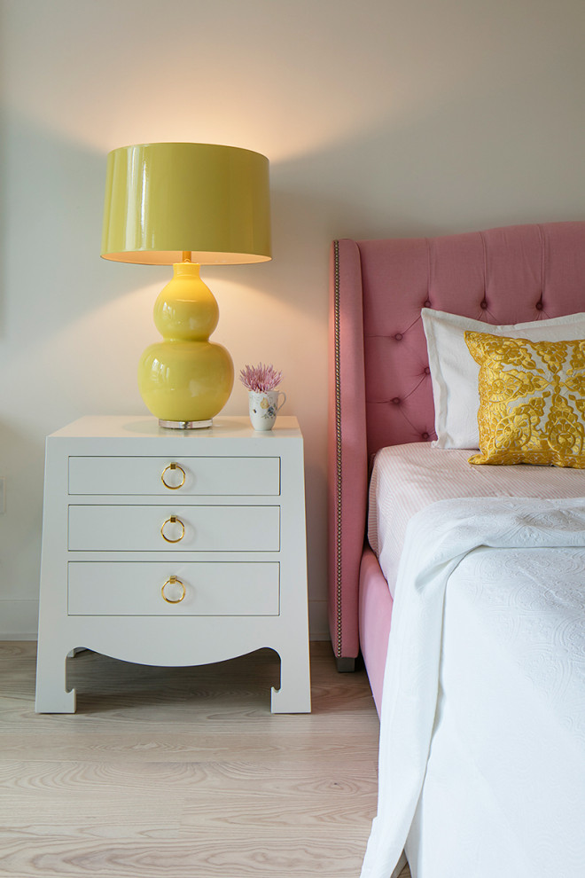 Diseño de dormitorio principal contemporáneo pequeño con paredes blancas, suelo de madera clara, suelo beige y bandeja