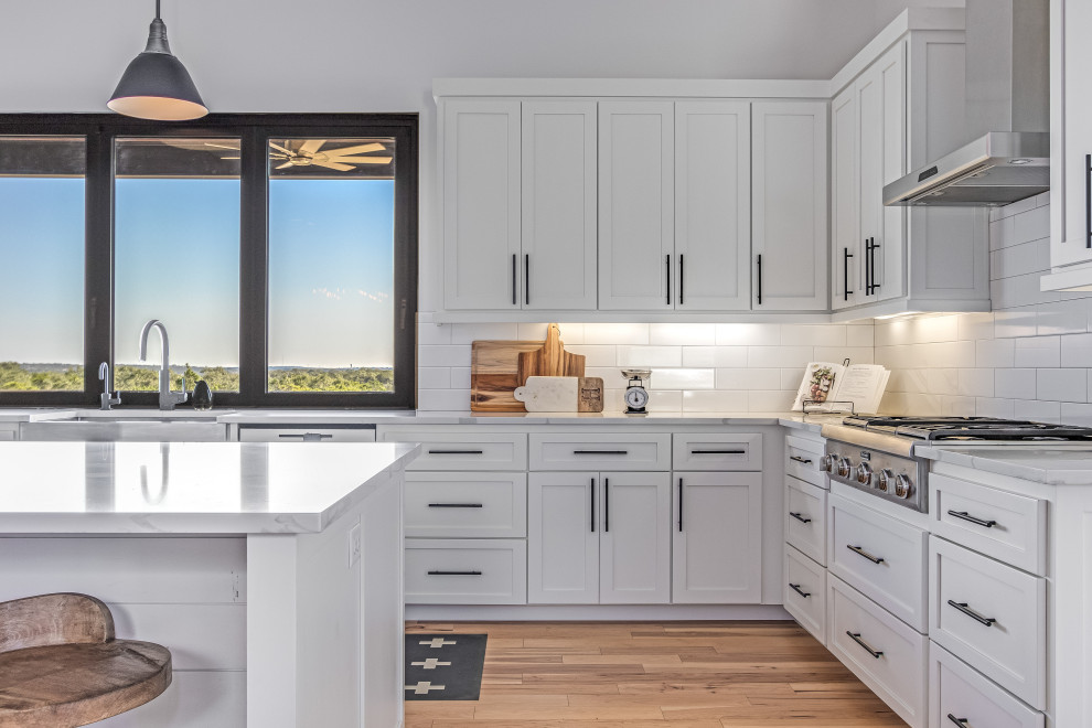 Transitional kitchen photo in Austin