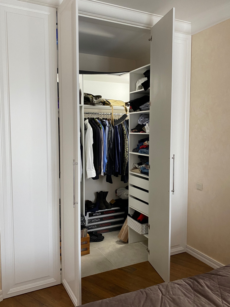 Inspiration for a transitional storage and wardrobe in Moscow.