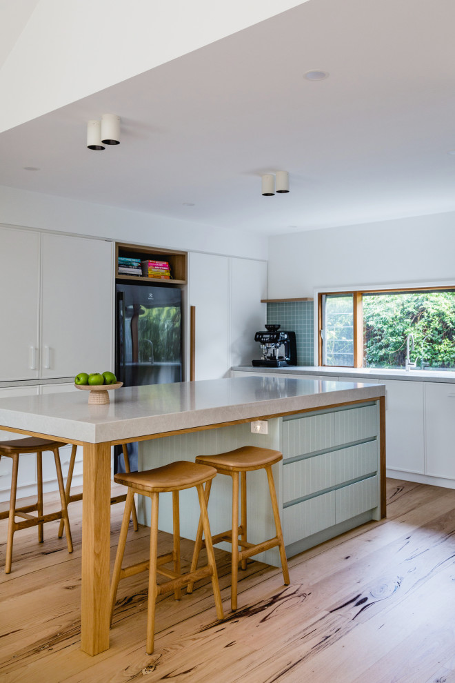 Inspiration for a beach style kitchen in Melbourne.