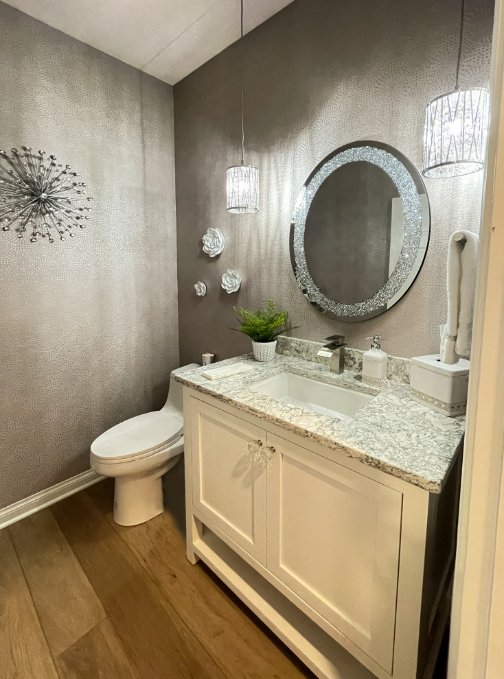 Ejemplo de cuarto de baño clásico renovado grande con armarios con paneles empotrados, puertas de armario blancas, suelo laminado y suelo marrón