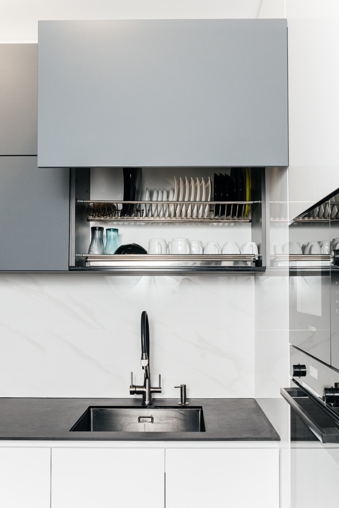 Угловая кухня с фасадами Fenix