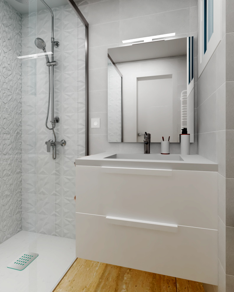 Источник вдохновения для домашнего уюта: маленькая главная, серо-белая ванная комната в стиле неоклассика (современная классика) с плоскими фасадами, белыми фасадами, душем без бортиков, унитазом-моноблоком, серой плиткой, керамической плиткой, серыми стенами, полом из керамогранита, настольной раковиной, столешницей из искусственного камня, бежевым полом, душем с раздвижными дверями, белой столешницей, окном, тумбой под одну раковину и подвесной тумбой для на участке и в саду