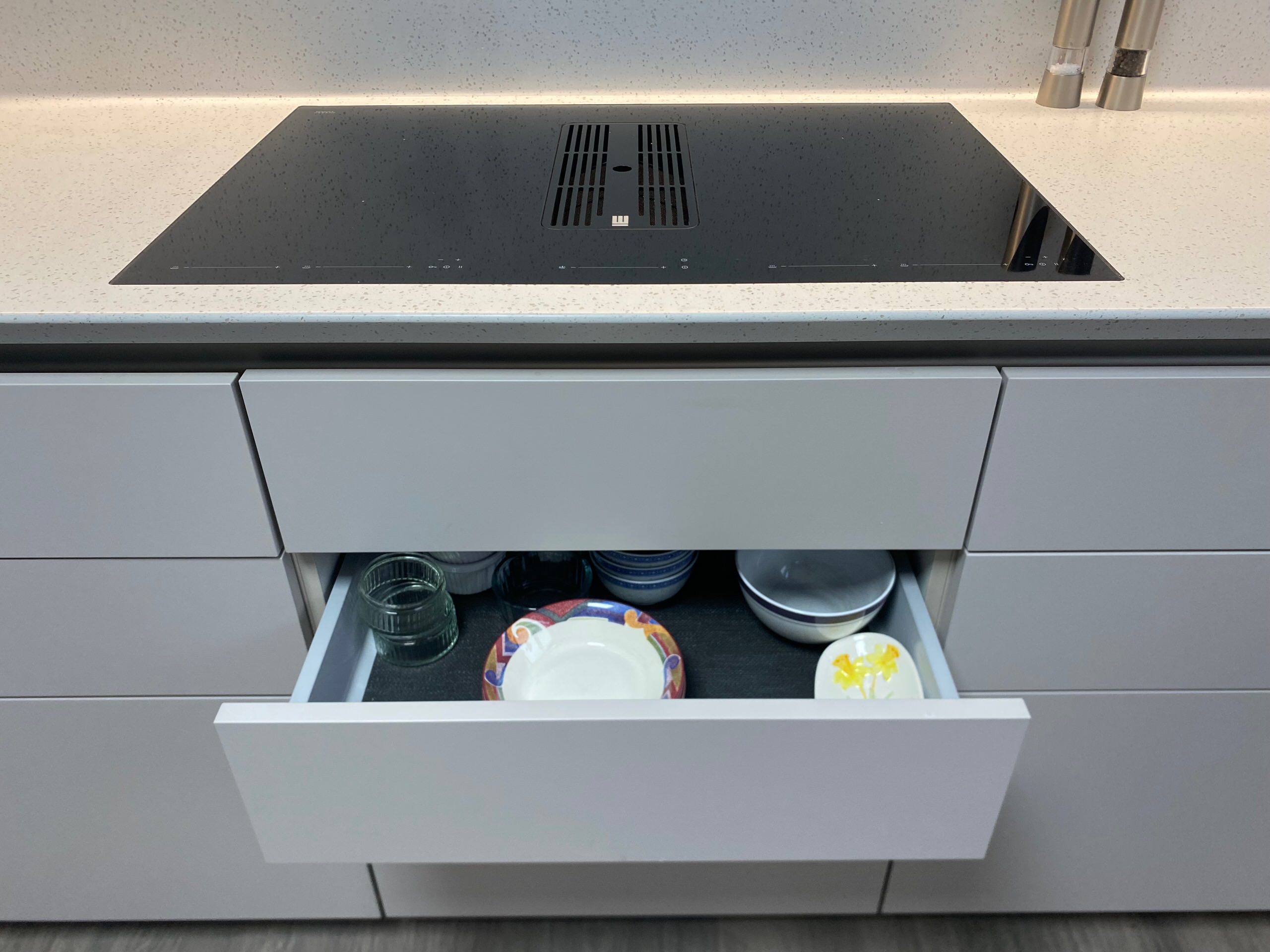 Handleless Apartment Kitchen in Silk Gloss Loam Finish