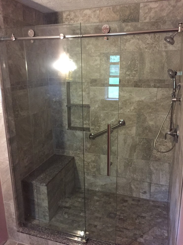 На фото: большая главная ванная комната в стиле неоклассика (современная классика) с двойным душем, серой плиткой, керамогранитной плиткой и полом из керамогранита