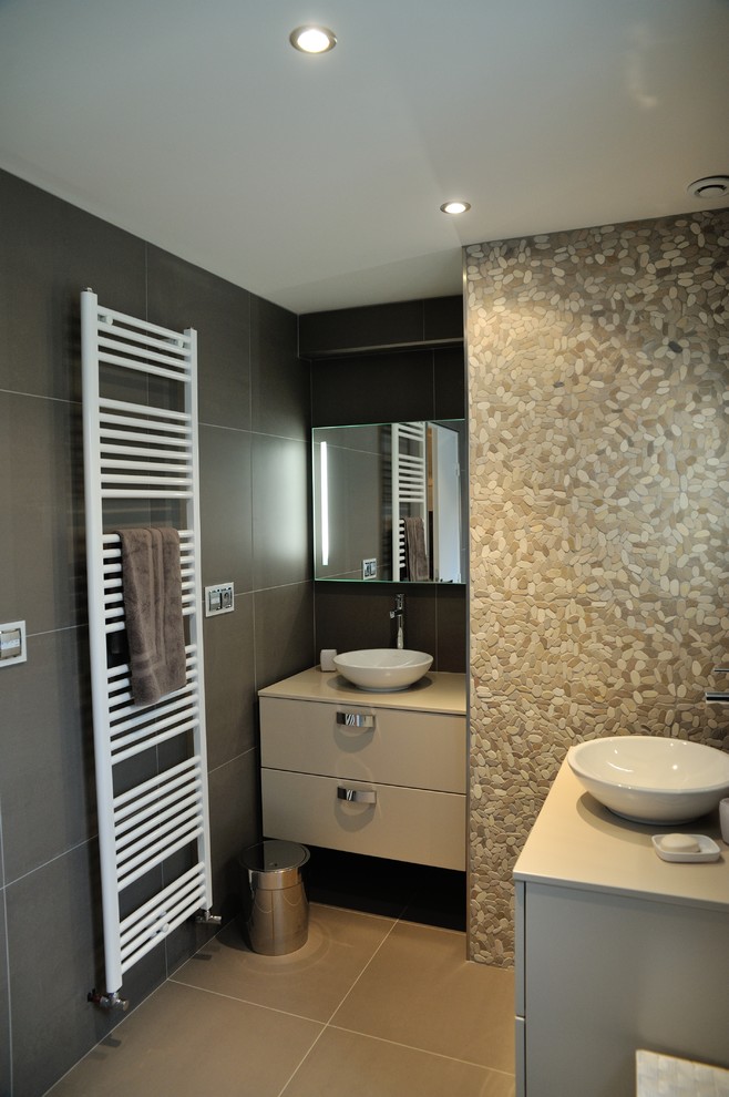 Mid-sized contemporary 3/4 bathroom in Paris with beaded inset cabinets, beige cabinets, a corner shower, beige tile, white tile, brown tile, pebble tile, beige walls, ceramic floors, a drop-in sink, brown floor, a hinged shower door and beige benchtops.