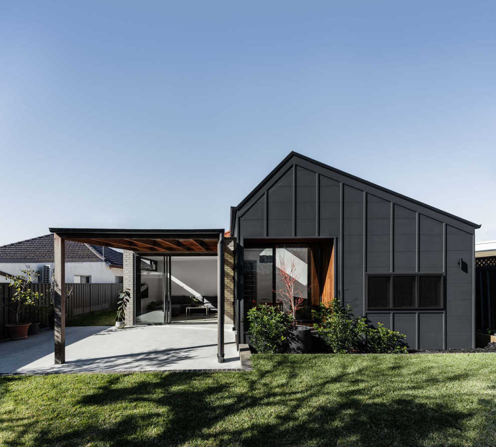 Diseño de fachada de casa multicolor y gris minimalista de tamaño medio de una planta con revestimiento de aglomerado de cemento, tejado a dos aguas, tejado de metal y panel y listón