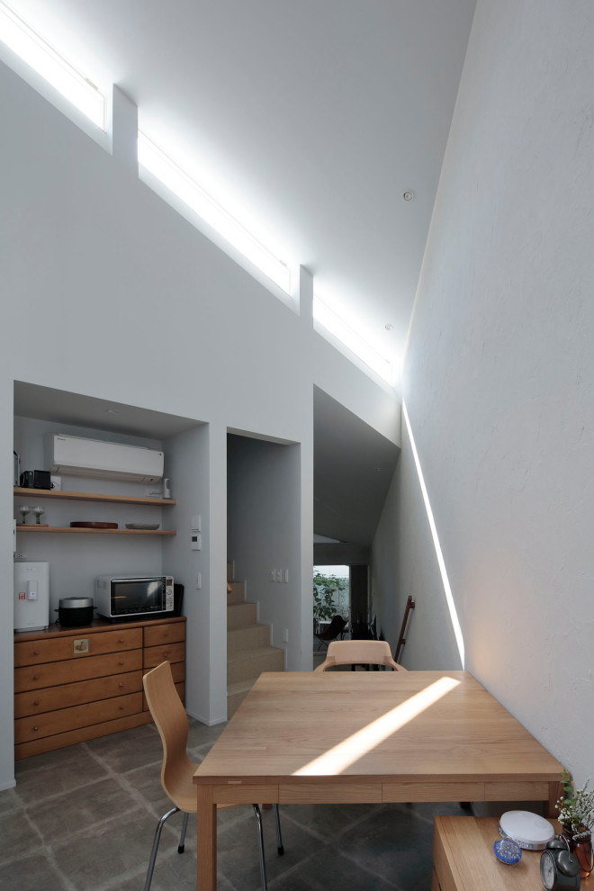 Kleine Moderne Wohnküche mit weißer Wandfarbe, Vinylboden, grauem Boden, Tapetendecke und Tapetenwänden in Tokio