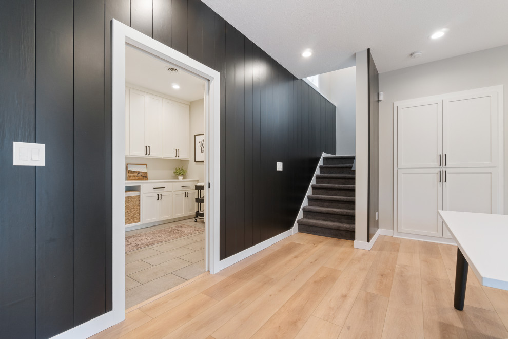 Mittelgroße Moderne Wohnküche mit grauer Wandfarbe, Vinylboden, beigem Boden und Holzdielenwänden in Minneapolis