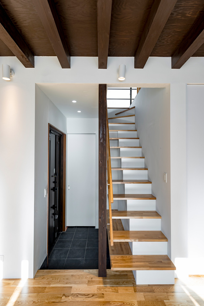 Источник вдохновения для домашнего уюта: лестница среднего размера