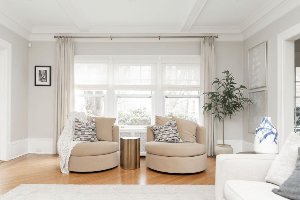 Großes, Abgetrenntes Klassisches Wohnzimmer mit beiger Wandfarbe, braunem Holzboden, Kamin, Kaminumrandung aus Holz, TV-Wand, braunem Boden und Kassettendecke in New York