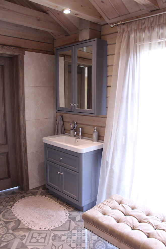 Idée de décoration pour une salle d'eau tradition en bois de taille moyenne avec un placard avec porte à panneau encastré, des portes de placard grises, une baignoire d'angle, une douche d'angle, un carrelage beige, des carreaux de porcelaine, un mur beige, un sol en carrelage de porcelaine, un sol gris, une cabine de douche à porte battante, un plan de toilette blanc, meuble simple vasque, meuble-lavabo sur pied et poutres apparentes.