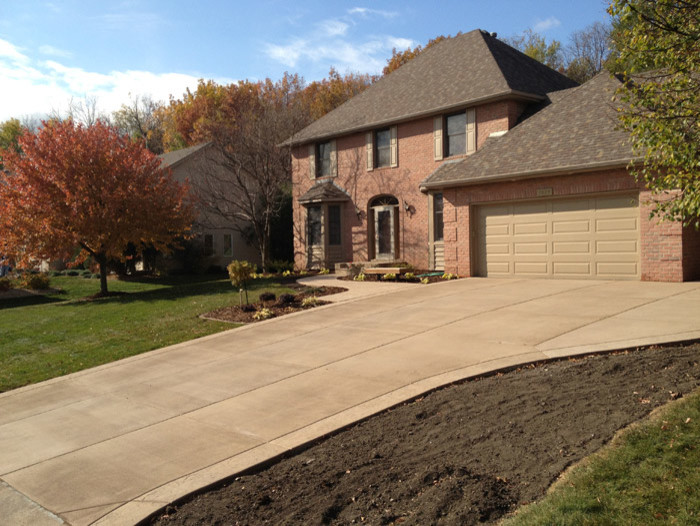 This is an example of a mid-sized traditional front yard driveway in Minneapolis.
