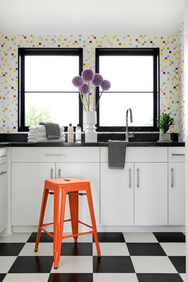 Idéer för en stor modern svarta u-formad tvättstuga enbart för tvätt, med en undermonterad diskho, släta luckor, vita skåp, bänkskiva i kvarts, flerfärgade väggar, klinkergolv i keramik och flerfärgat golv