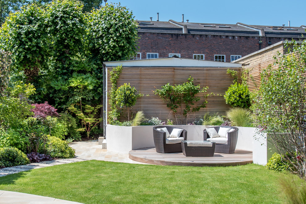 Photo of a mid-sized contemporary backyard deck in London.