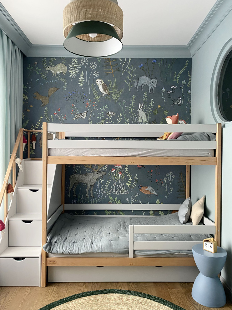 Foto på ett litet vintage flickrum kombinerat med sovrum och för 4-10-åringar, med gröna väggar, mellanmörkt trägolv och brunt golv