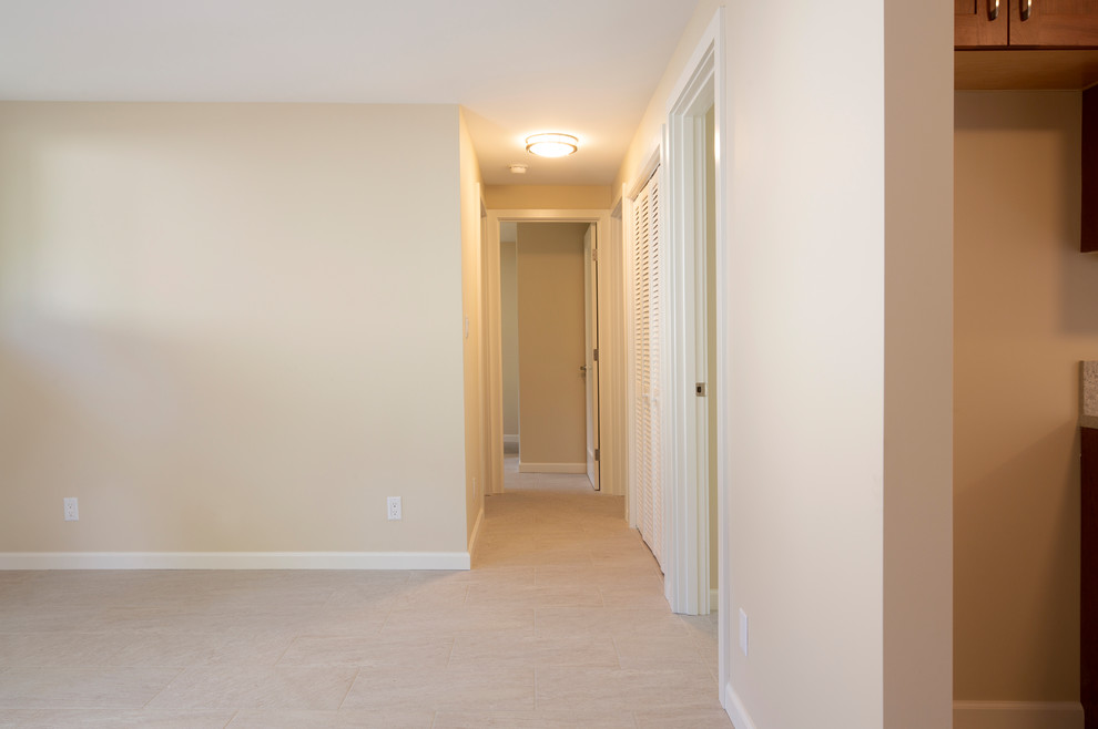 Example of a transitional home design design in Hawaii