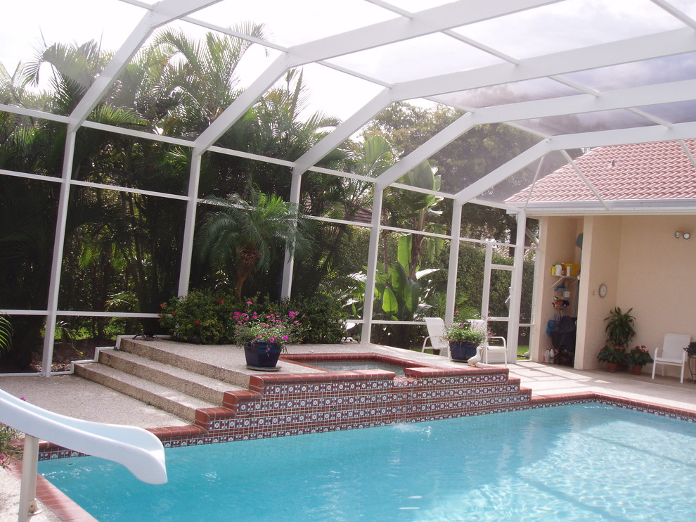 Вольер с навесом из поикарбоната для бассейна и патио