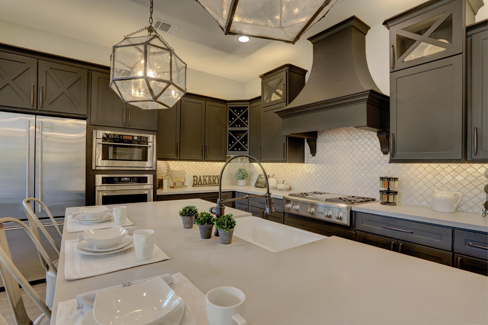 Kitchen - kitchen idea in Houston