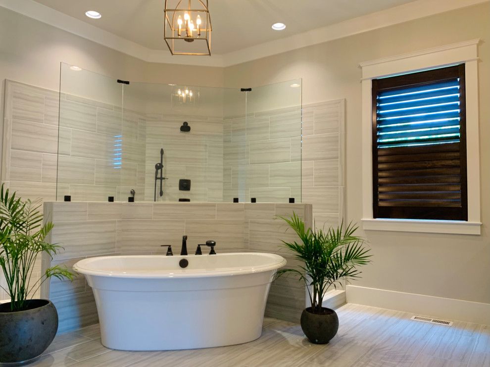 Idéer för ett mycket stort amerikanskt vit en-suite badrum, med luckor med infälld panel, grå skåp, ett fristående badkar, en öppen dusch, beige väggar, bänkskiva i kvarts, grått golv och med dusch som är öppen