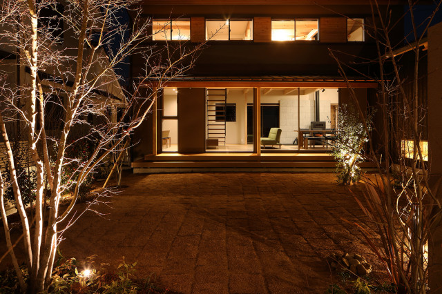 四季の舎 薪ストーブと自然の庭 Asiatique Terrasse Et Patio Par Studio Tanpopo Gumi 一級建築士事務所 四季の舎 薪ストーブと自然の庭 Asiatique Terrasse Et Patio Par Studio Tanpopo Gumi 一級建築士事務所