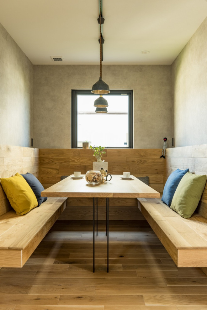 Immagine di una sala da pranzo aperta verso la cucina etnica di medie dimensioni con pareti grigie, parquet chiaro, pavimento marrone, soffitto in carta da parati e carta da parati