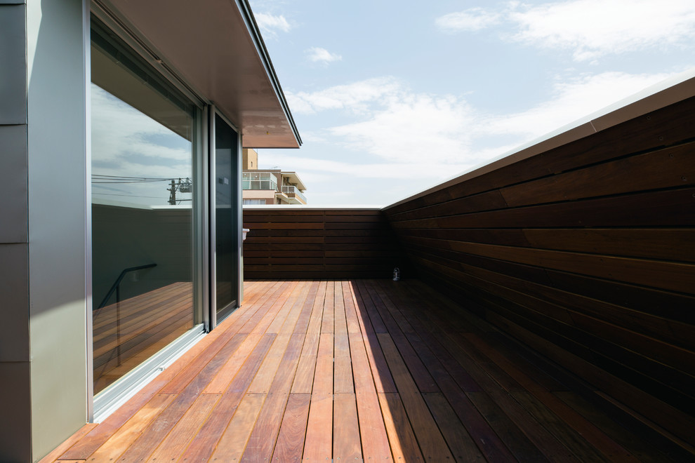 Inspiration for a modern rooftop deck in Tokyo with an outdoor kitchen and a roof extension.