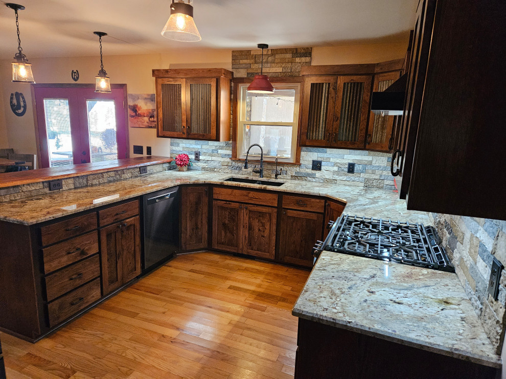 Exemple d'une cuisine américaine montagne en U et bois foncé de taille moyenne avec un plan de travail en granite.
