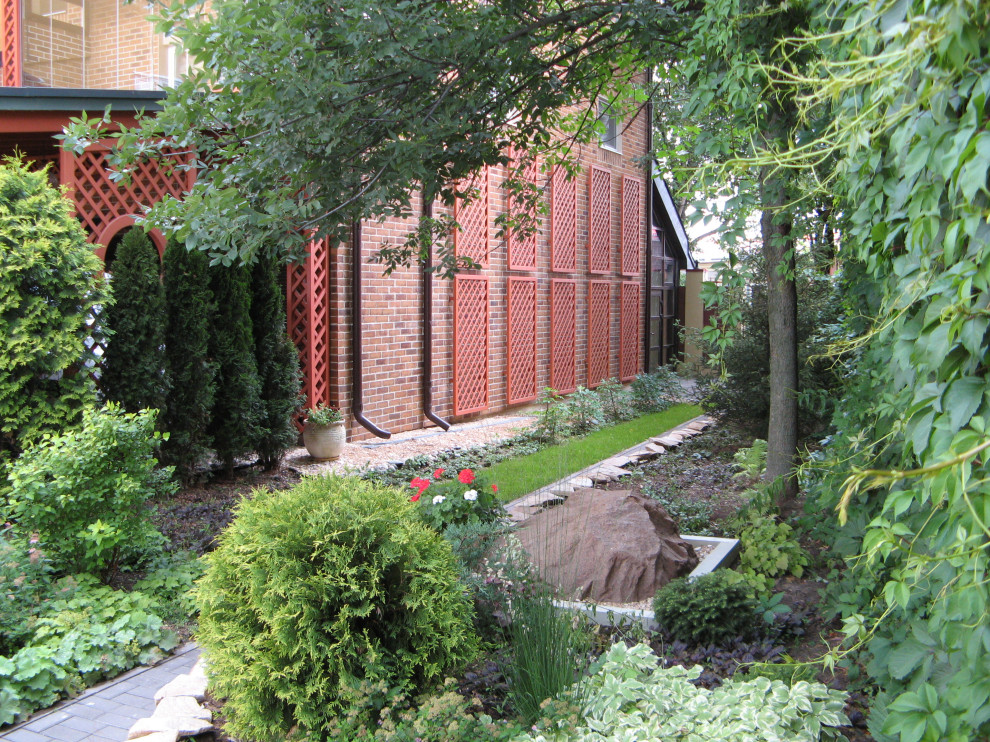 Палисадник с бетонными колодцами