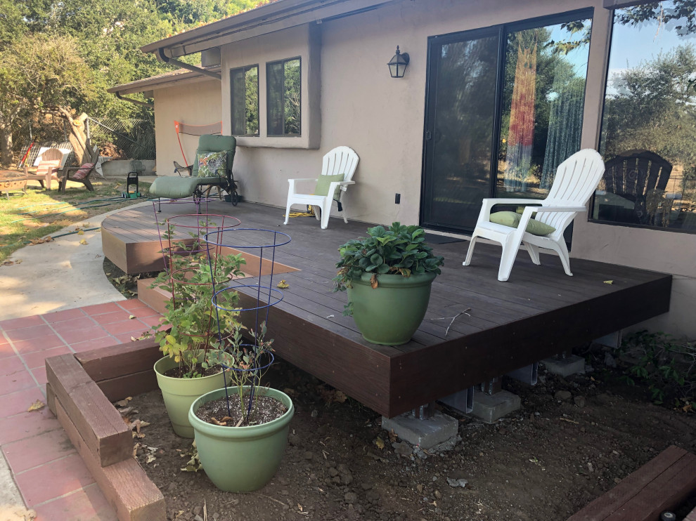 This is an example of an arts and crafts deck in Santa Barbara.