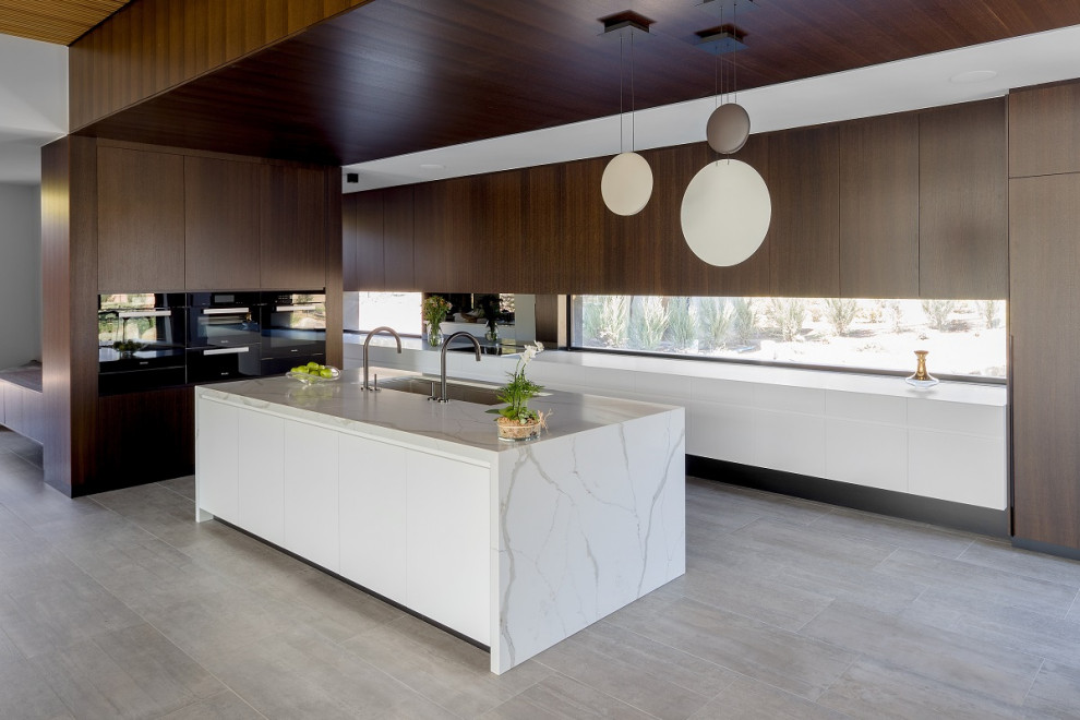 Foto di una cucina minimal con top in quarzo composito, paraspruzzi a finestra e top bianco