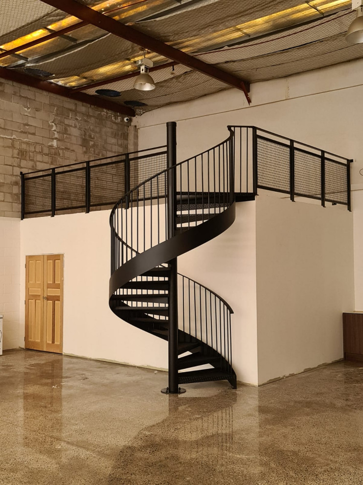 Стильный дизайн: винтовая лестница среднего размера в стиле лофт с металлическими ступенями и металлическими перилами без подступенок - последний тренд