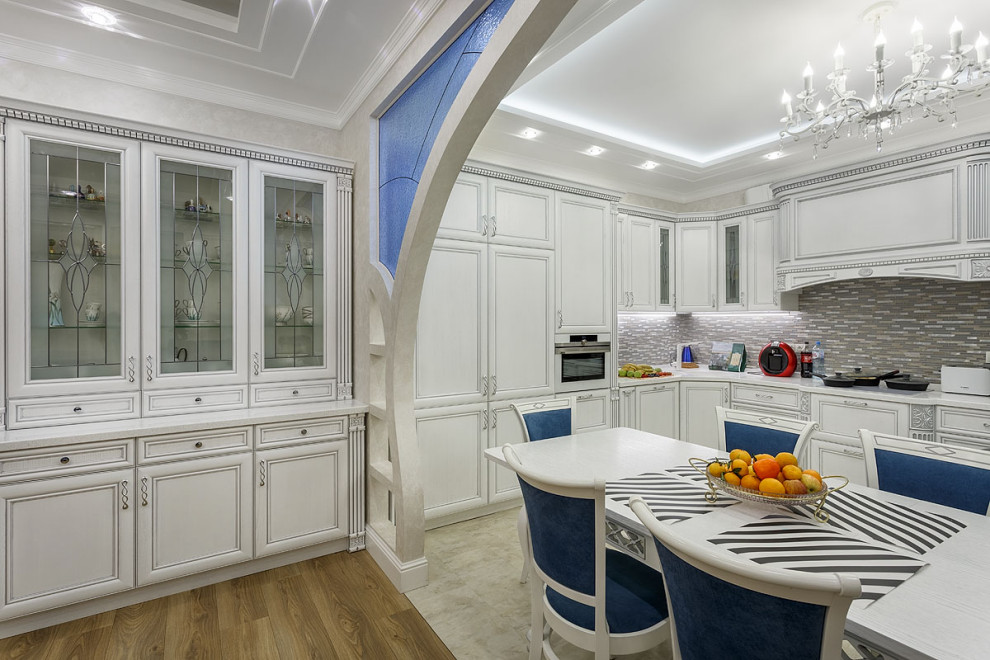 Разделительная арку между кухней и гостиной