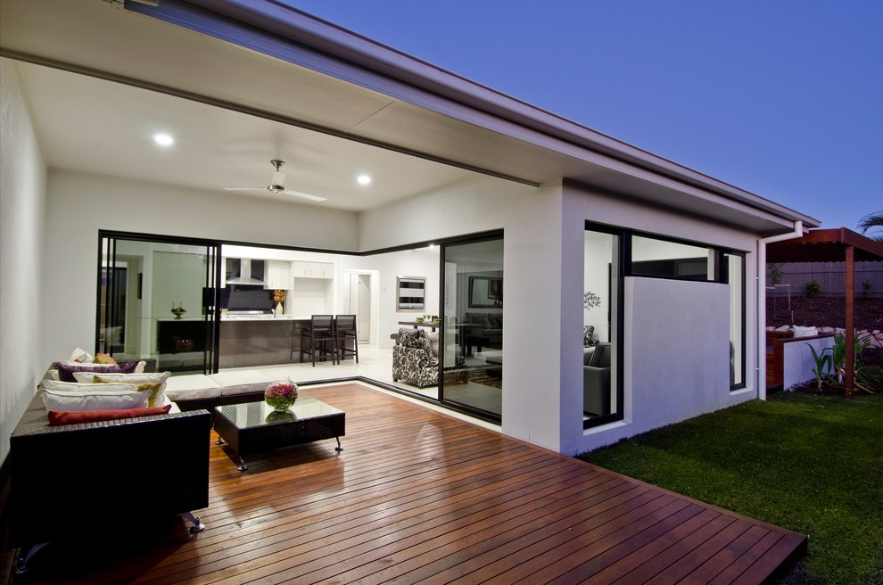 Photo of a mid-sized contemporary side yard deck in Brisbane with a roof extension.