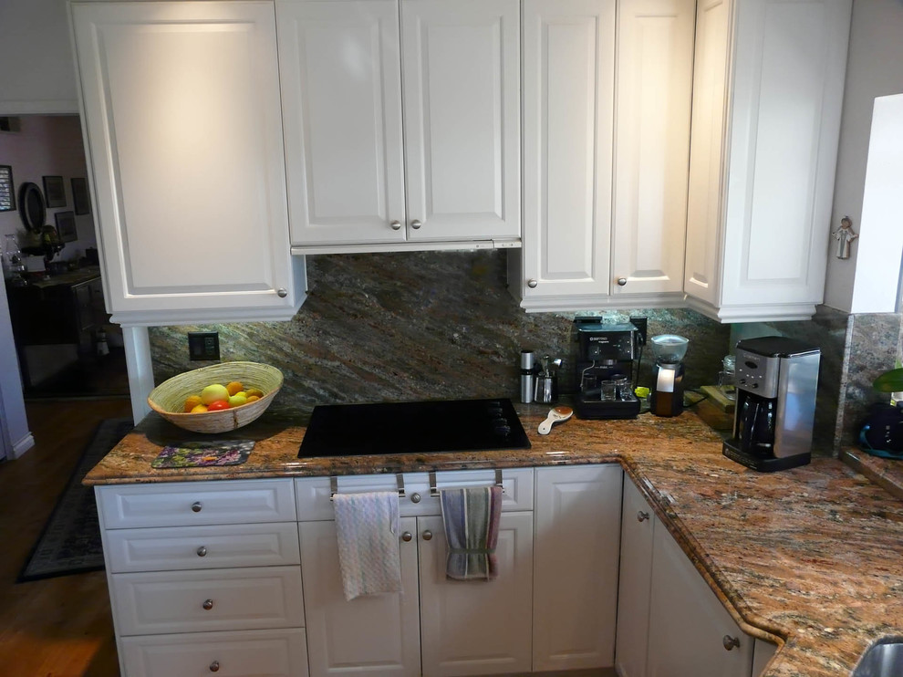 Home design - mid-sized transitional home design idea in San Diego