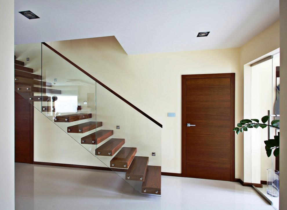 Schwebende, Große Retro Holztreppe mit Holz-Setzstufen in Sonstige