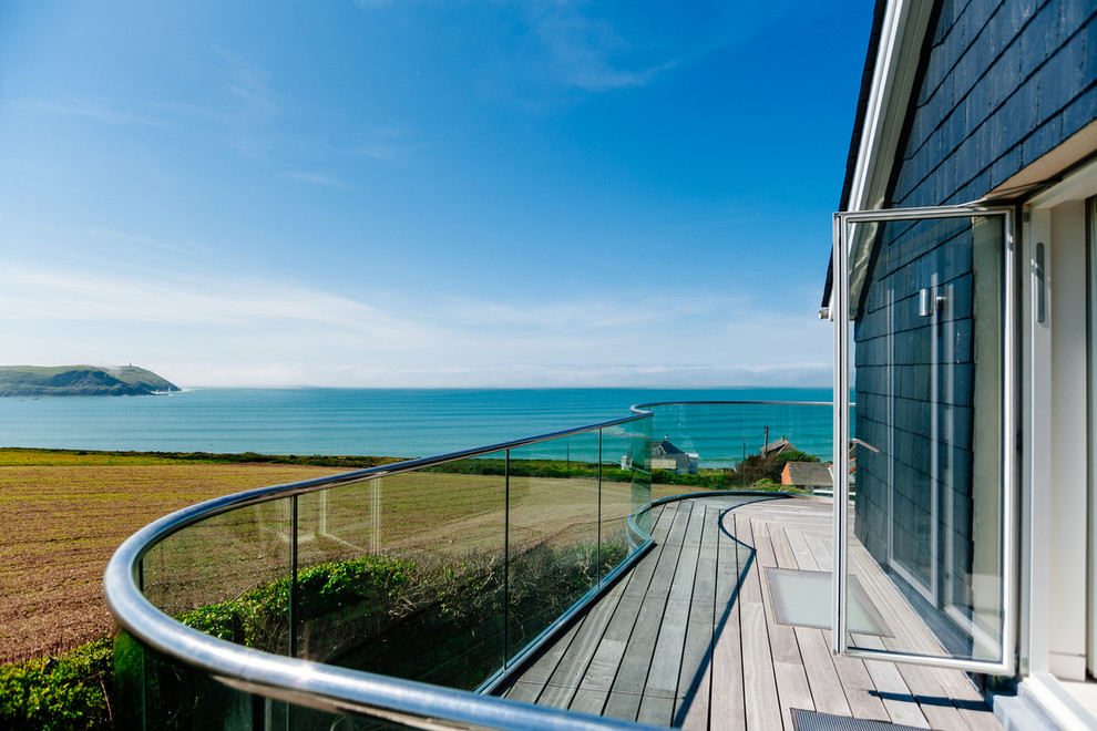 Photo of a contemporary deck in Cornwall.