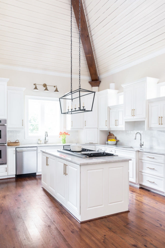 アトランタにある高級な広いトラディショナルスタイルのおしゃれなキッチン (シングルシンク、レイズドパネル扉のキャビネット、白いキャビネット、珪岩カウンター、白いキッチンパネル、セラミックタイルのキッチンパネル、シルバーの調理設備、濃色無垢フローリング、茶色い床、白いキッチンカウンター、塗装板張りの天井) の写真