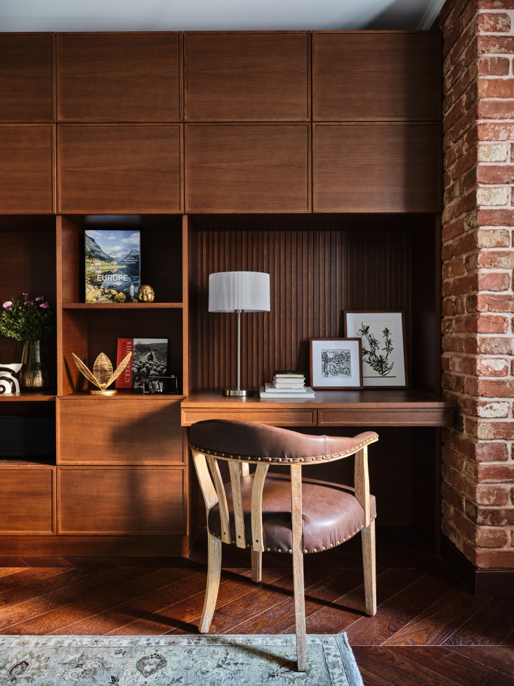 Ejemplo de despacho pequeño con paredes marrones, suelo de madera oscura, escritorio empotrado, suelo marrón y ladrillo