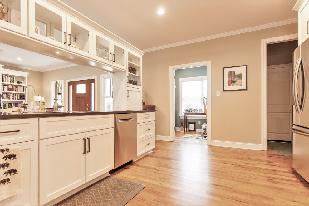 Kitchen - transitional kitchen idea