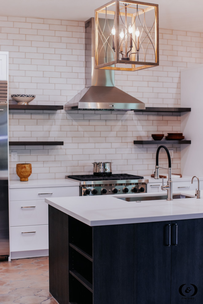 Example of a transitional home design design in Phoenix