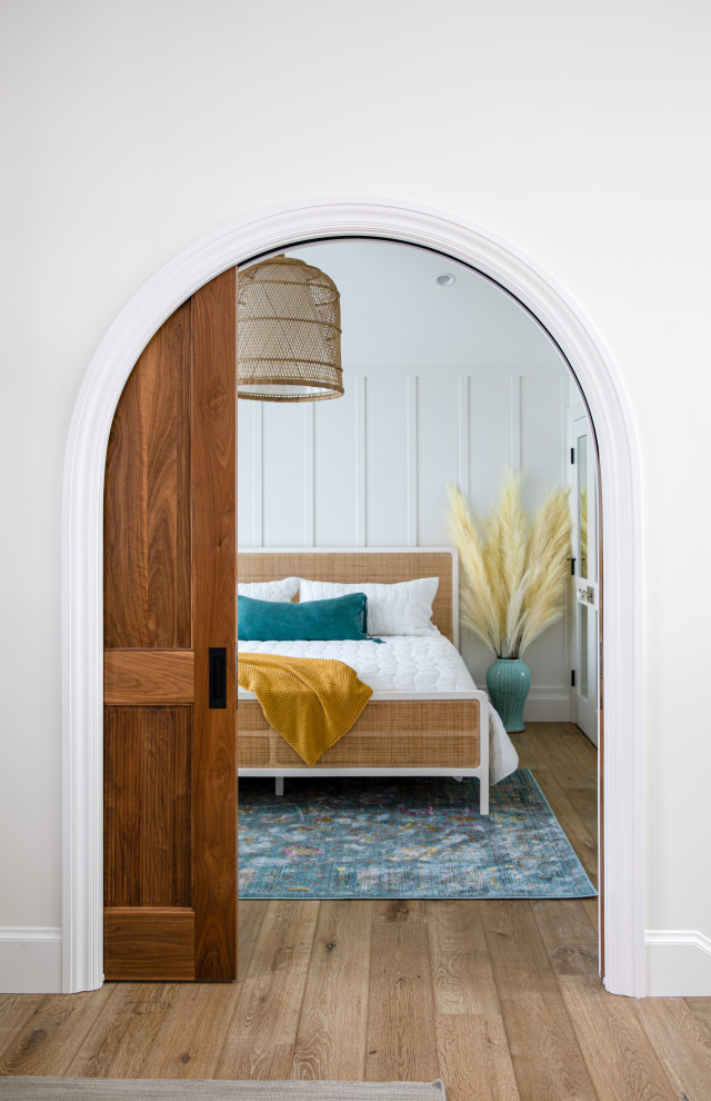 Свежая идея для дизайна: гостевая спальня (комната для гостей) в морском стиле с белыми стенами, светлым паркетным полом и панелями на стенах - отличное фото интерьера