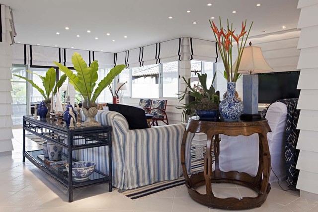 Studio Marcelo Brito coastal-living-room