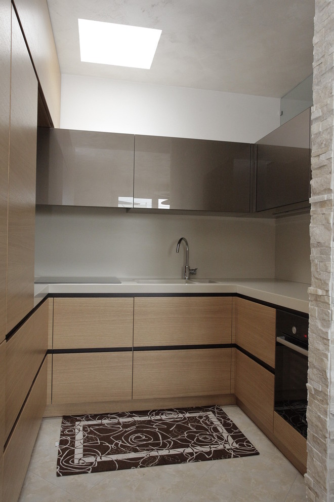 Inspiration for a large contemporary l-shaped eat-in kitchen in Bari with an integrated sink, glass-front cabinets, light wood cabinets, beige splashback and no island.