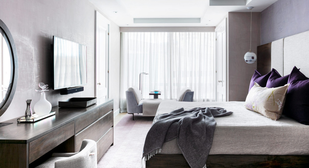 Mittelgroßes Modernes Hauptschlafzimmer ohne Kamin mit brauner Wandfarbe und braunem Holzboden in New York