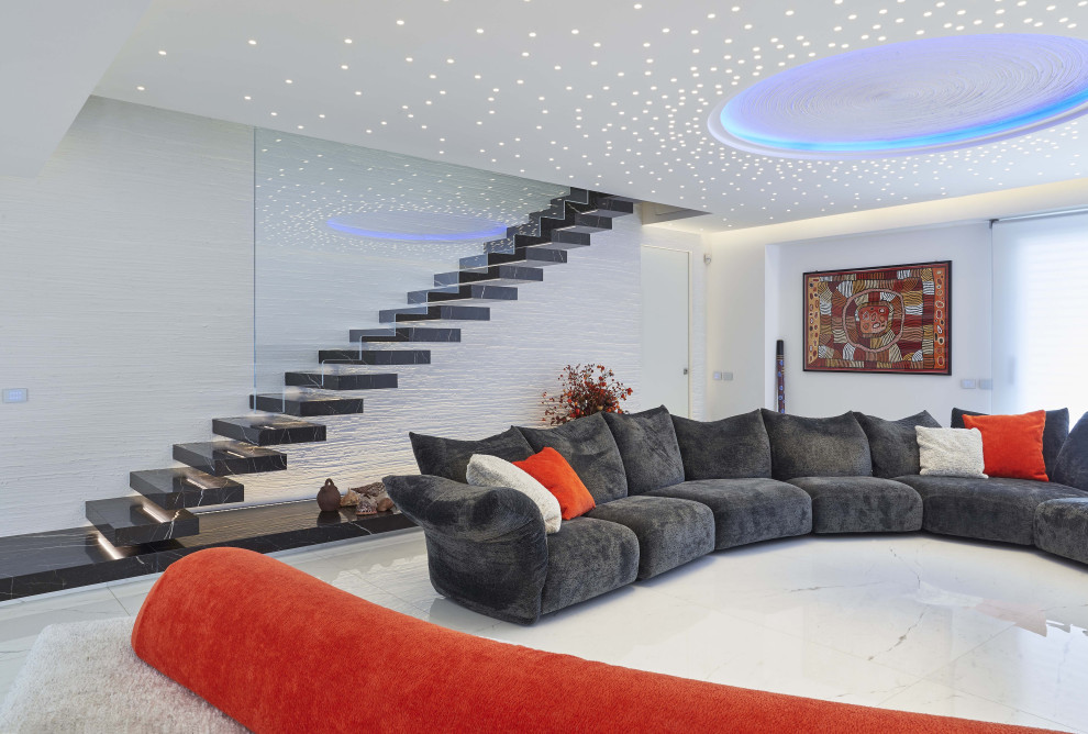 Immagine di un soggiorno minimalista con pareti bianche, pavimento bianco e con abbinamento di divani diversi