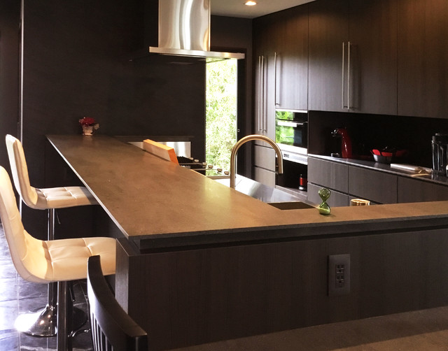 ダークブラウンの ハイバック カウンターキッチン - モダン - キッチン