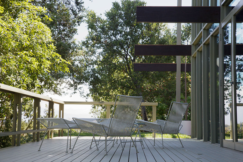 Photo of a modern deck in Los Angeles.