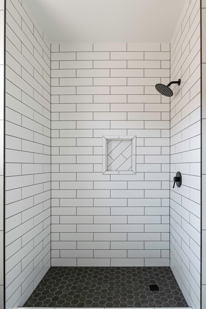 Idéer för ett mellanstort modernt vit badrum för barn, med skåp i shakerstil, grå skåp, grå kakel och bänkskiva i kvartsit