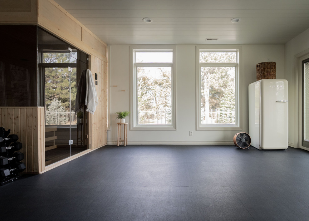 Idee per una sala pesi tradizionale con pareti bianche, pavimento nero e soffitto in perlinato